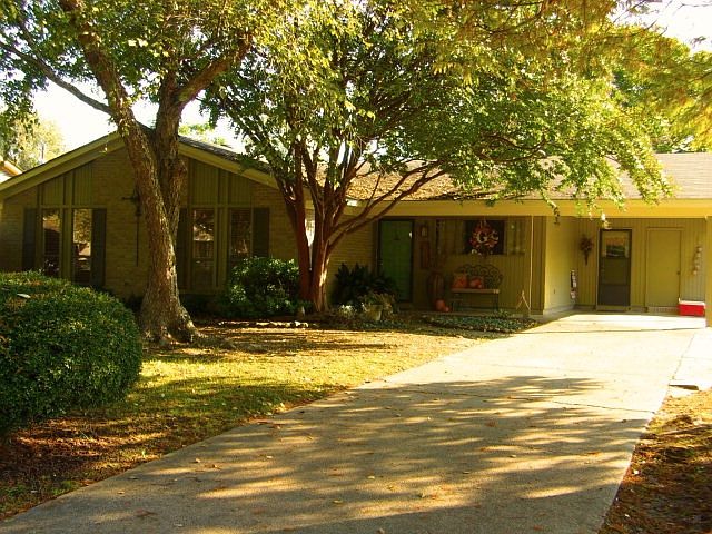 1st image of 1590 Pear Lane E