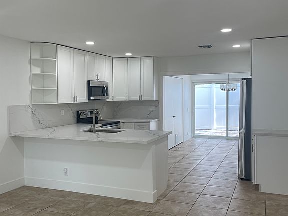 3rd image of 902 Denery Ln #W