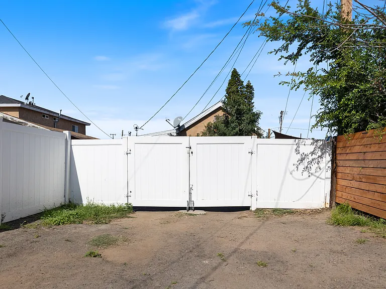 Anderson Ln — Photo 10