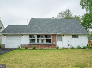 16 Indigo Rd, Levittown, PA 19057