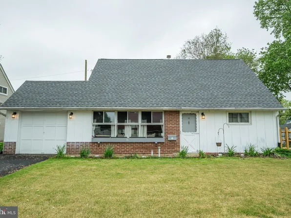 16 Indigo Rd, Levittown, PA 19057