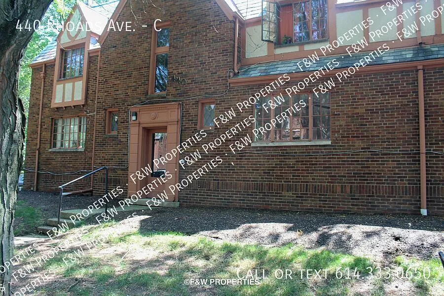 Very spacious 1BR 1BA apartment with private washer/ dryer hookups in the shared basement. — Photo 1