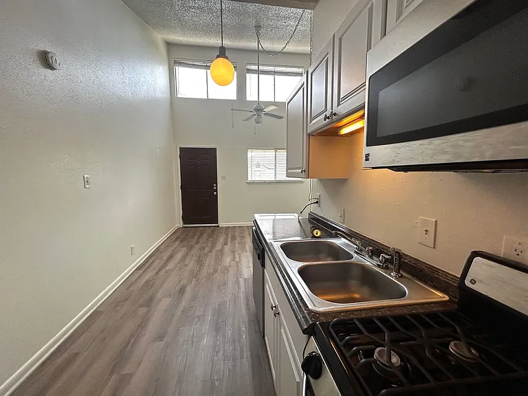 1010 W 23rd St #13 — Photo 12