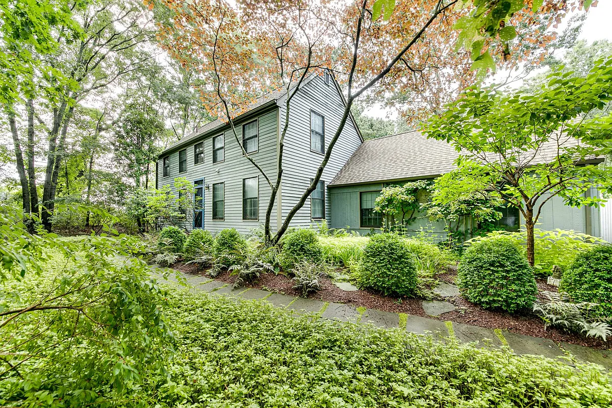 Building Photo - 647 Narrow Ln