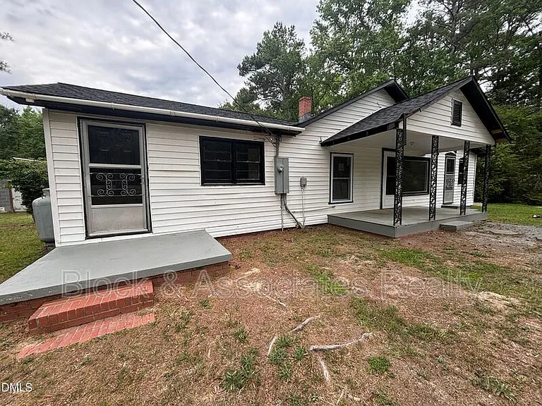 87 Robert Thompson Rd — Photo 1