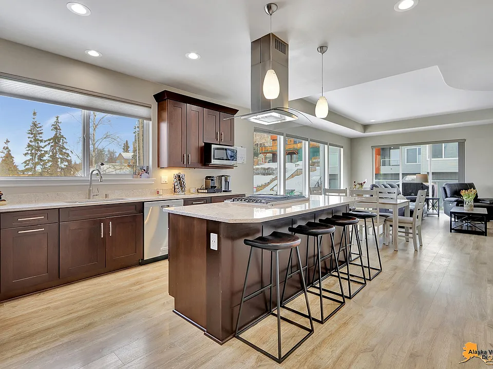 605 Pacific Pl