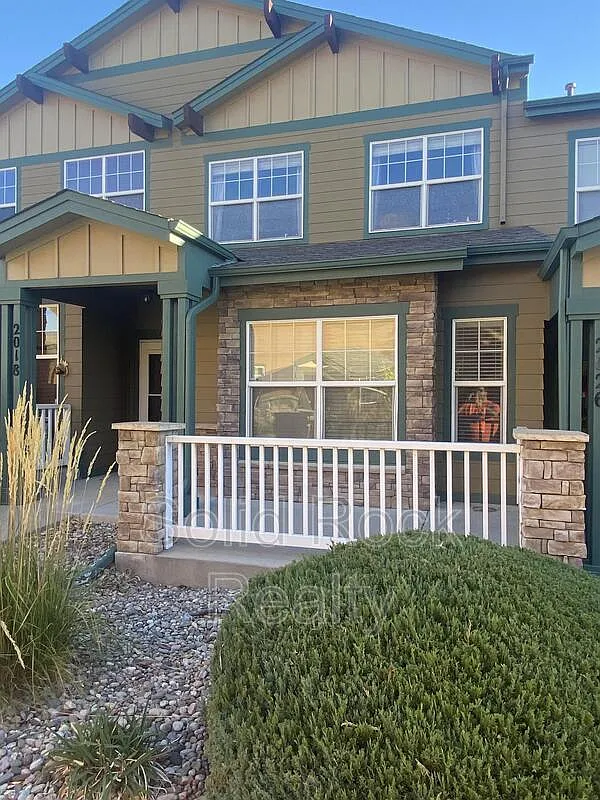 3 bed, 2.5 bath, 1713 sqft, $2,075 — Photo 1