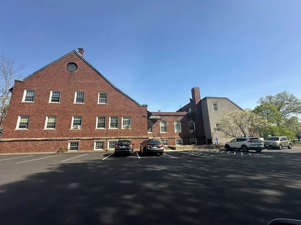 Summit Place Apartments, 7 Upper Church St #216, West Springfield, MA 01089