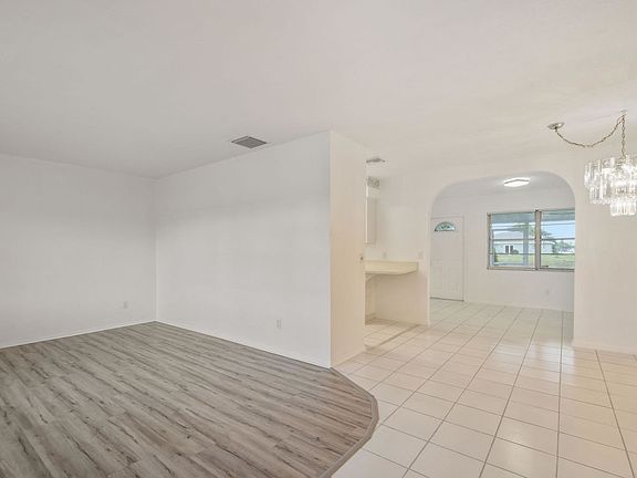 4th image of 419 SE Whitmore Dr
