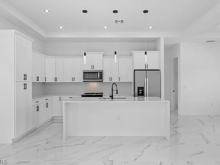 719 Fullerton Ave S — Photo 10