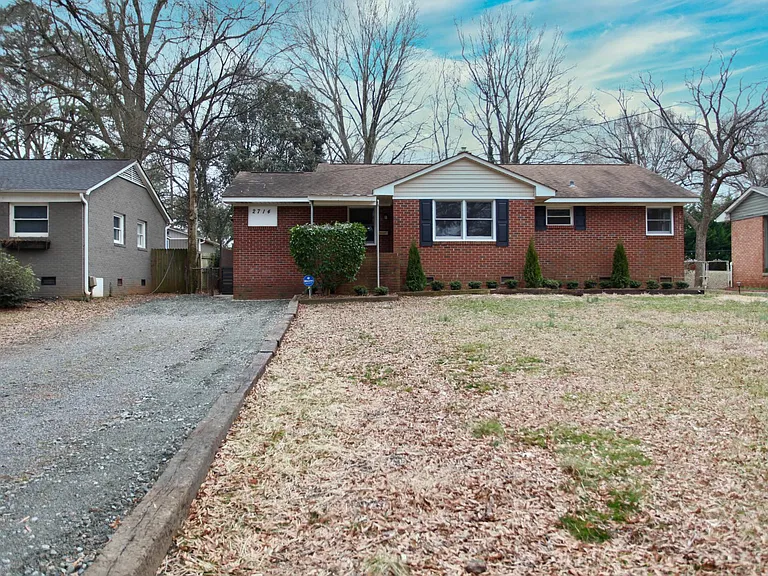 2714 Shamrock Dr — Photo 2