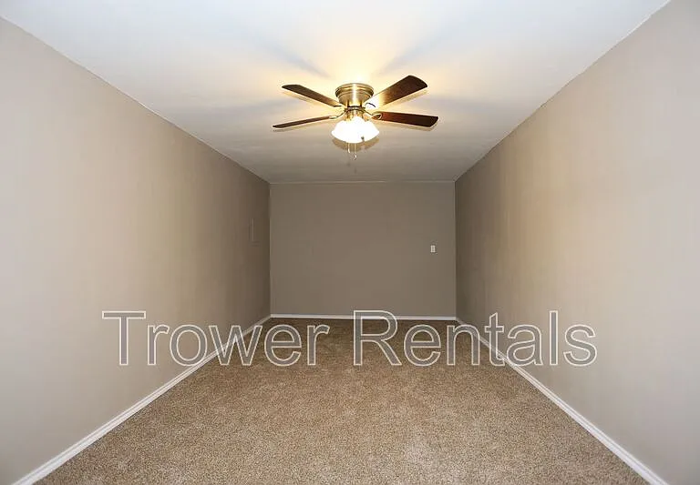 803 B Ave E — Photo 20