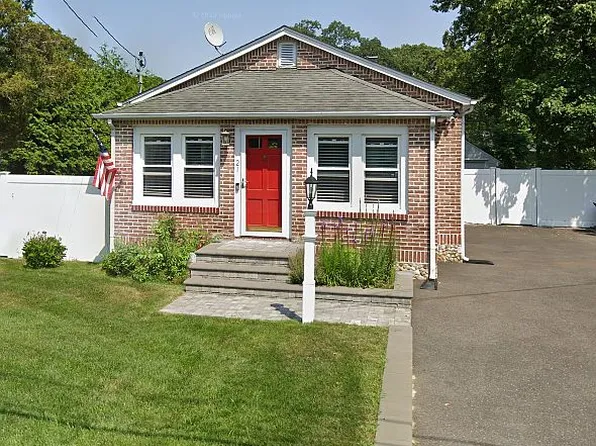 21 Pitt St, Patchogue, NY 11772