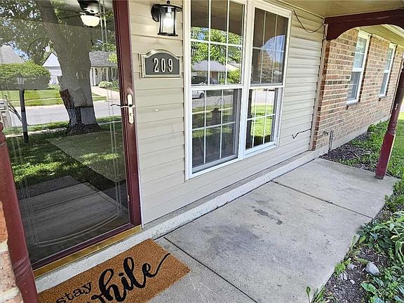 2nd image of 209 S Hillcrest Dr