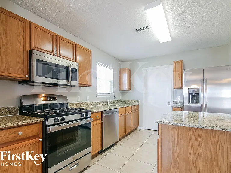 916 Simi Dr — Photo 7