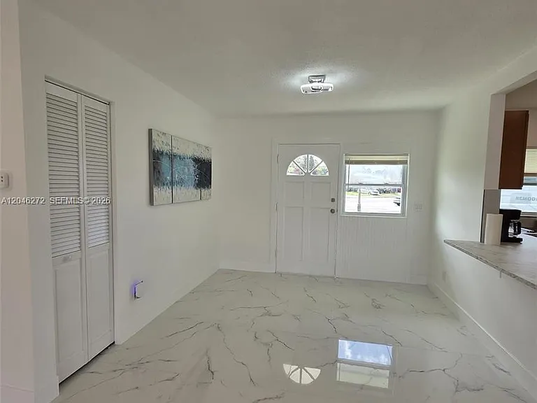 305 SE Airoso Blvd — Photo 3