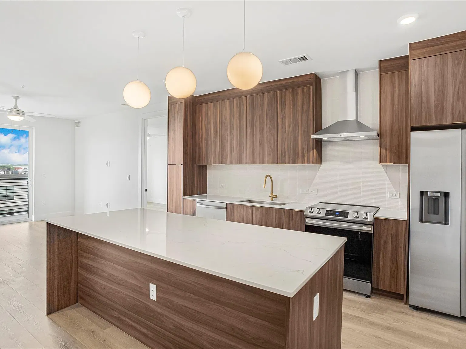 2 bed, 2.0 bath, 1131 sqft, $3,200 — Photo 2