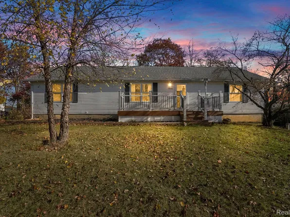 57701 Kelly Dr, New Hudson, MI 48165