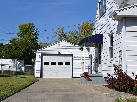 4th image of 121 Meyer Ave