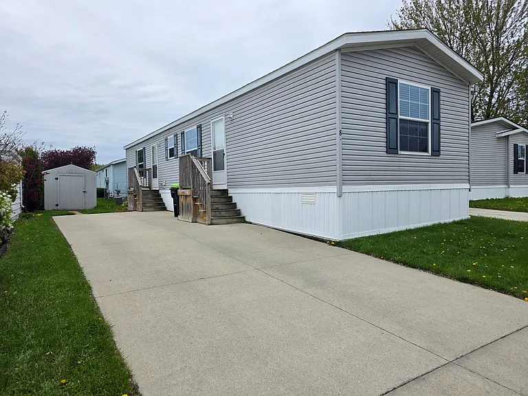 Avon on the Lake — Photo 40