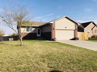 1915 W Country Lakes St, Haysville, KS 67060