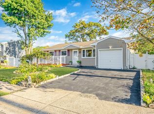112 Cleveland St, Bay Shore, NY 11706