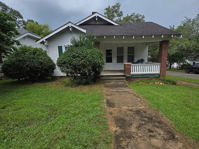 901 Montgomery Ave — Photo 1