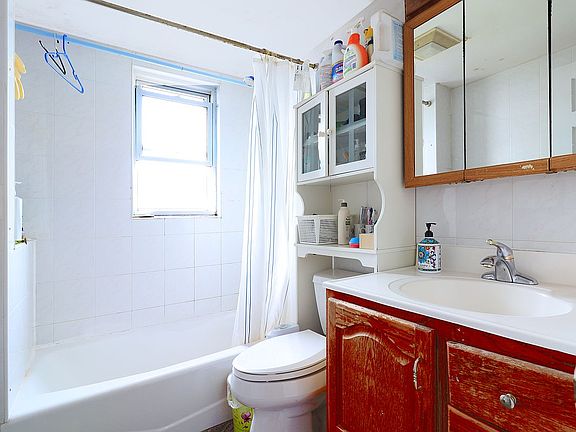4th image of 59-24 159th St