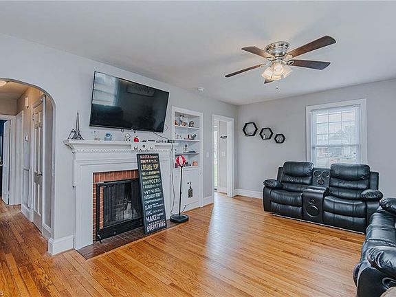 4th image of 1007 Main St