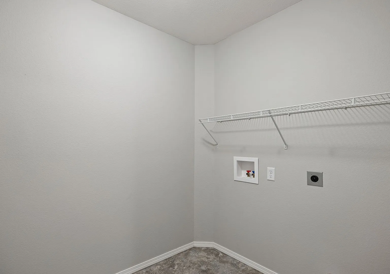3 bedroom home in Monte Cristo neighborhood with fenced in yard — Photo 4
