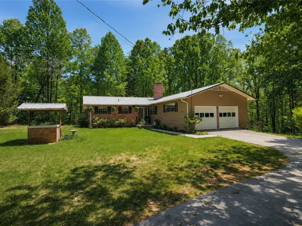 380 Honeysuckle Dr, Mountain Rest, SC 29664