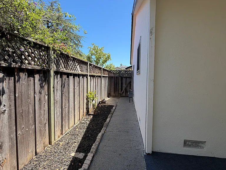 204 Carlester Dr — Photo 17