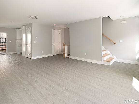 2nd image of 91 Taft Pointe #2