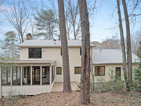 5th image of 414 Sanderingham Ln