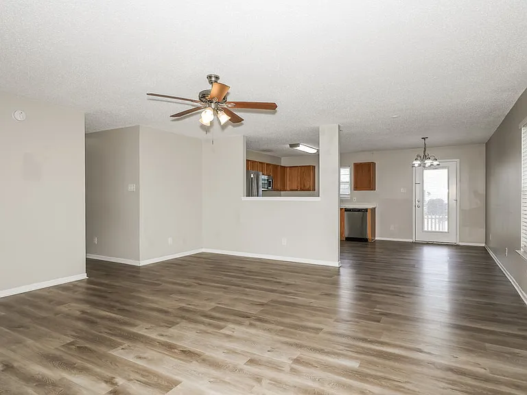 10387 Fairmont Ln — Photo 4