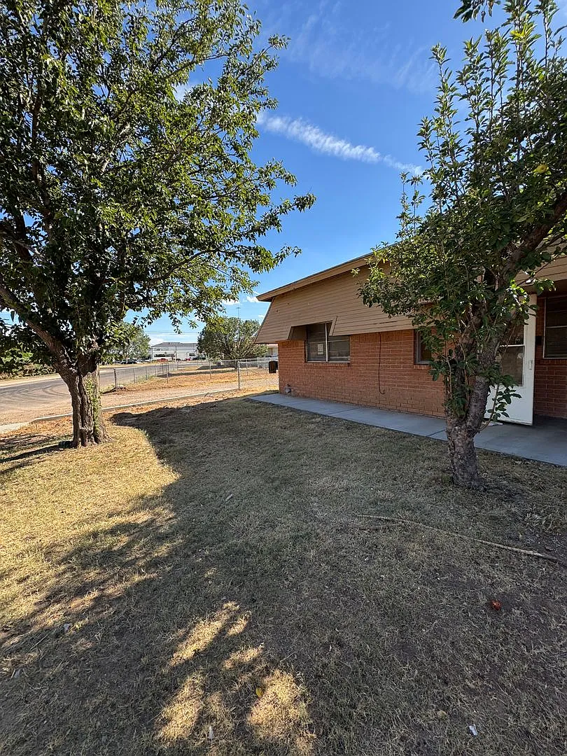 Spacious 4 Bedroom, 2 Bathroom Over 1700 Sqft. Duplex In Westridge! Remodeled — Photo 2