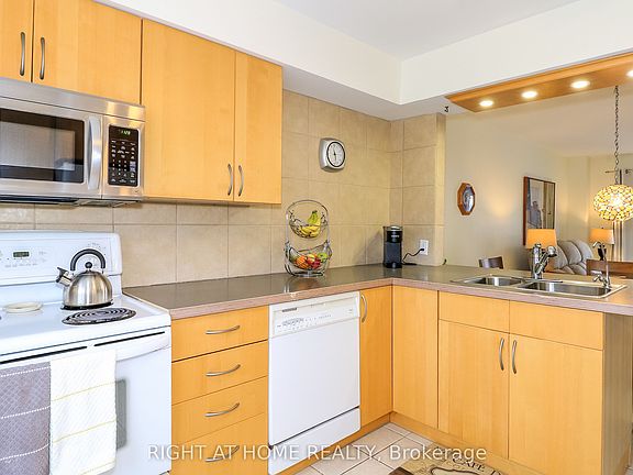 5th image of 52 Adelaide St #23