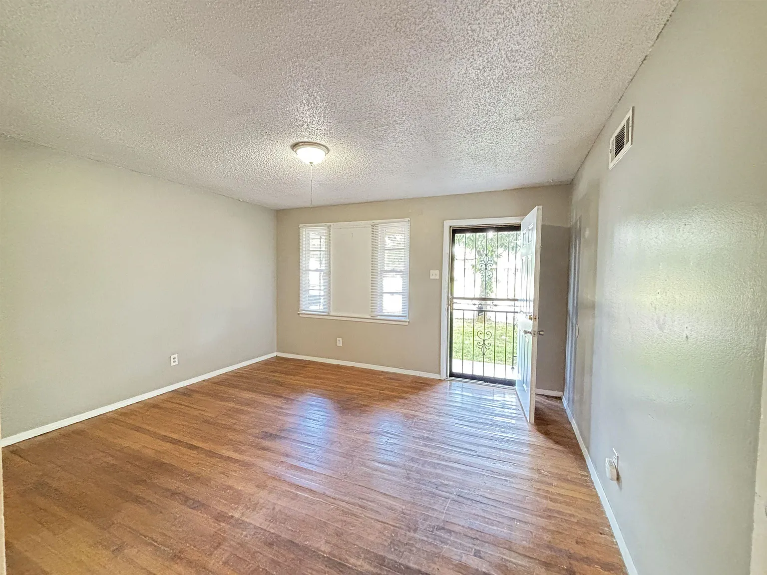 3 bed, 1.0 bath, 974 sqft, $1,050 — Photo 4