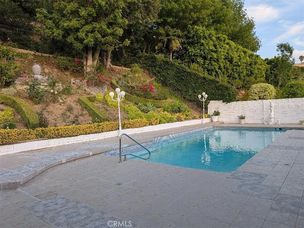 5 bed, 3296 sqft, $17,500 — Photo 2