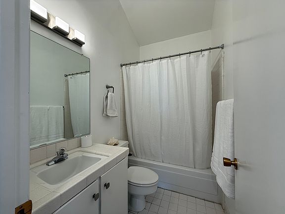 5th image of 1996 Ascot Dr APT C