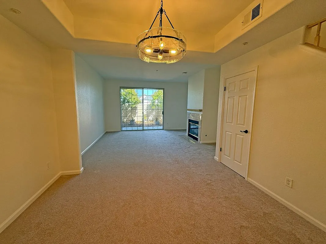 2 bed, 1.5 bath, 1220 sqft, $4,500 — Photo 3