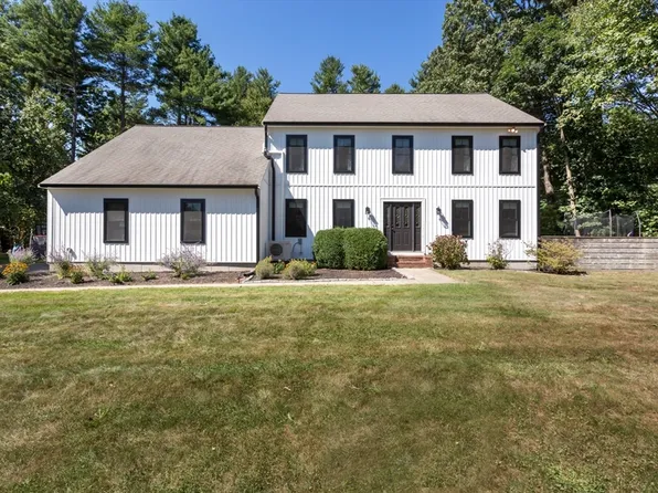 14 Forest Park Dr, Mendon, MA 01756