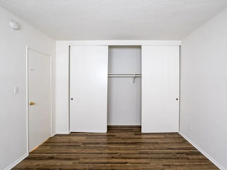 Roscoe Apartments — Photo 10