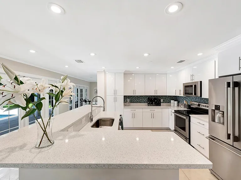 537 E Causeway Blvd — Photo 19