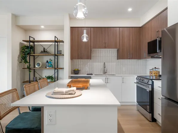 777 Station Ave #310, Langford, BC V9B 2S1