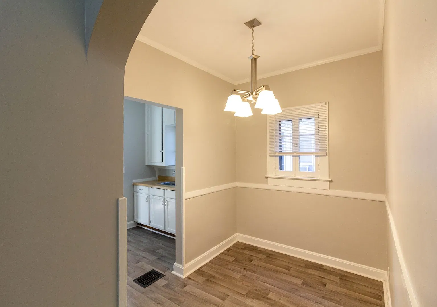 Large 1 Bedroom/ 1 Bath — Photo 1