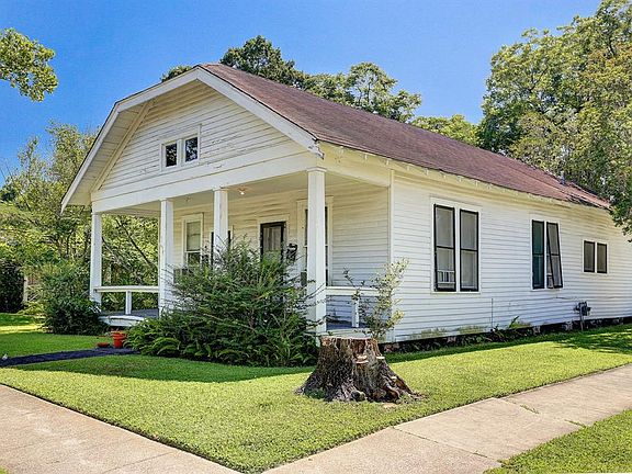 Located on a peaceful block in Historic Houston Heights