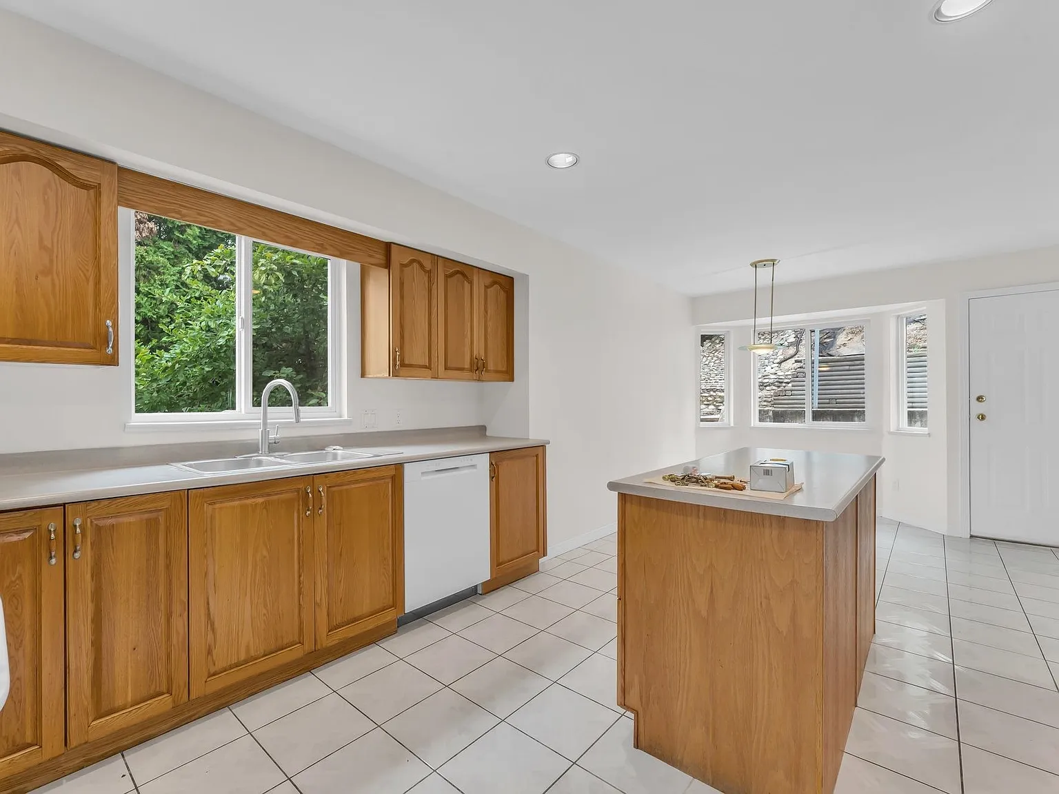 4 bed, 2600 sqft, $3,800 — Photo 4