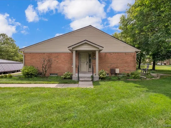 3711 Old Creek Rd, Troy, MI 48084