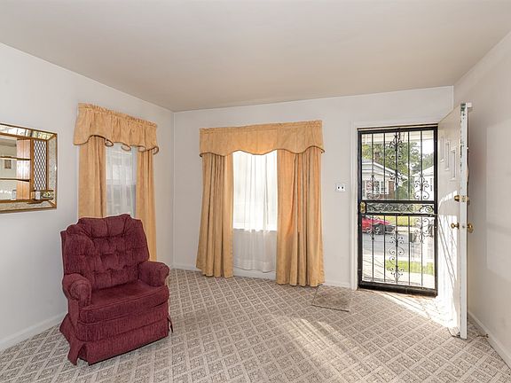 4th image of 1327 N Grant Ave